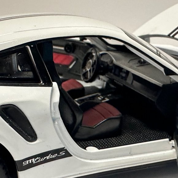 1:24 2020 Porsche 911 Turbo S Diecast With Headlight & Tailight LEDS White - Picture 7 of 9